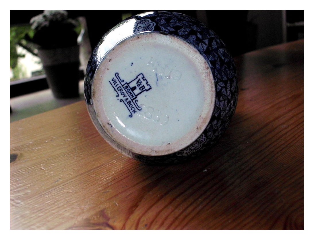 Villeroy &amp; Boch, Vase um 1900 (oder erst nach 1920?) mit blauem Dekor und zwei Landschaftsmedaillons.