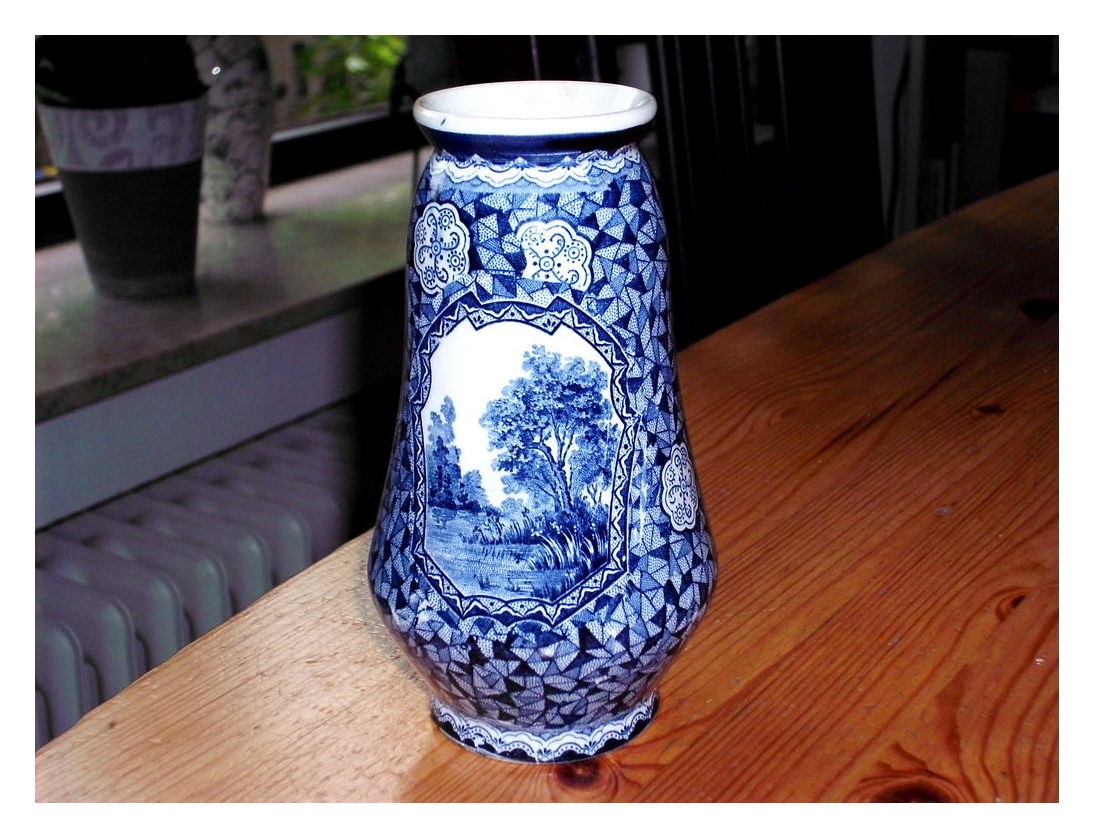 Villeroy &amp; Boch, Vase um 1900 (oder erst nach 1920?) mit blauem Dekor und zwei Landschaftsmedaillons.