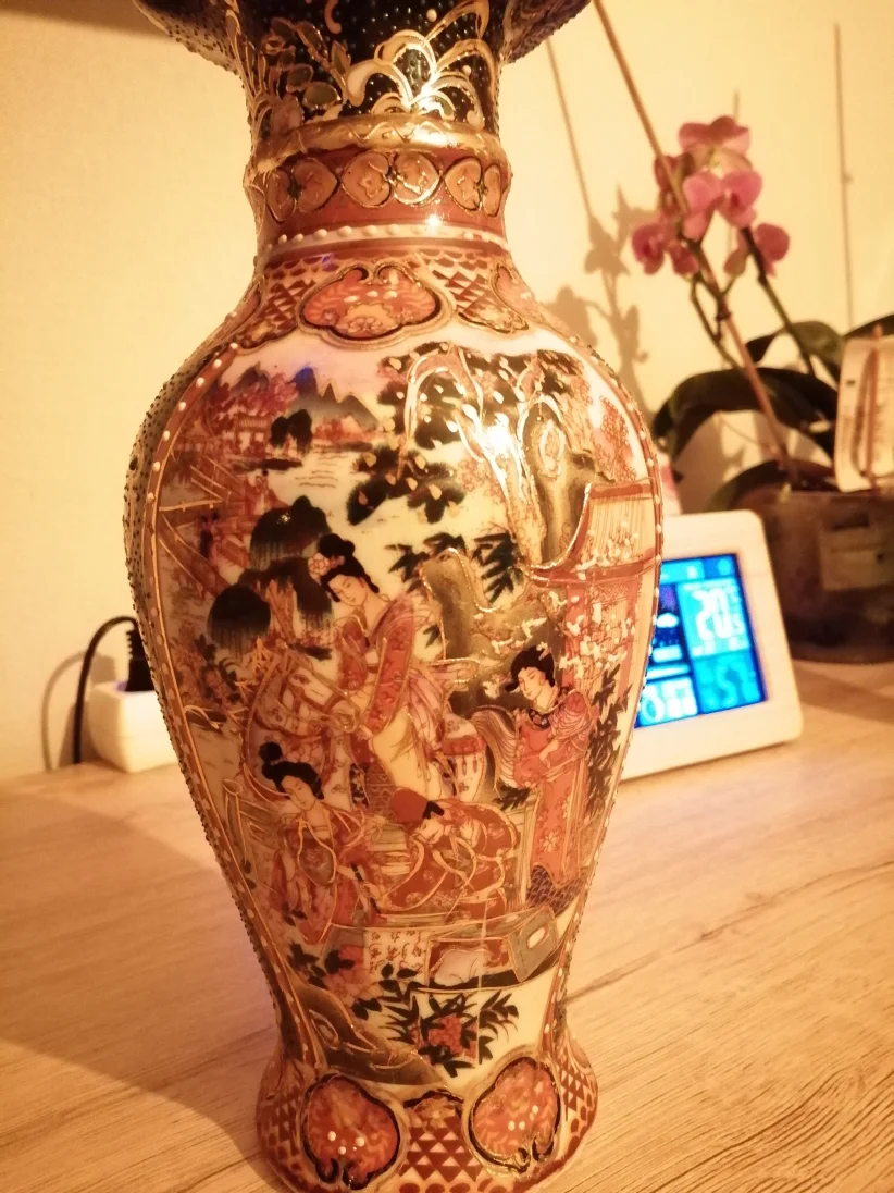 Ich habe einen ähnlichen Hintergrund zu meiner Vase. Die bodenmarke scheint. Mit meiner zu passen. Die Nummer ist allerdings dunkelrot. Kommt aus dem Besitz meiner Oma seit cirka 1930.