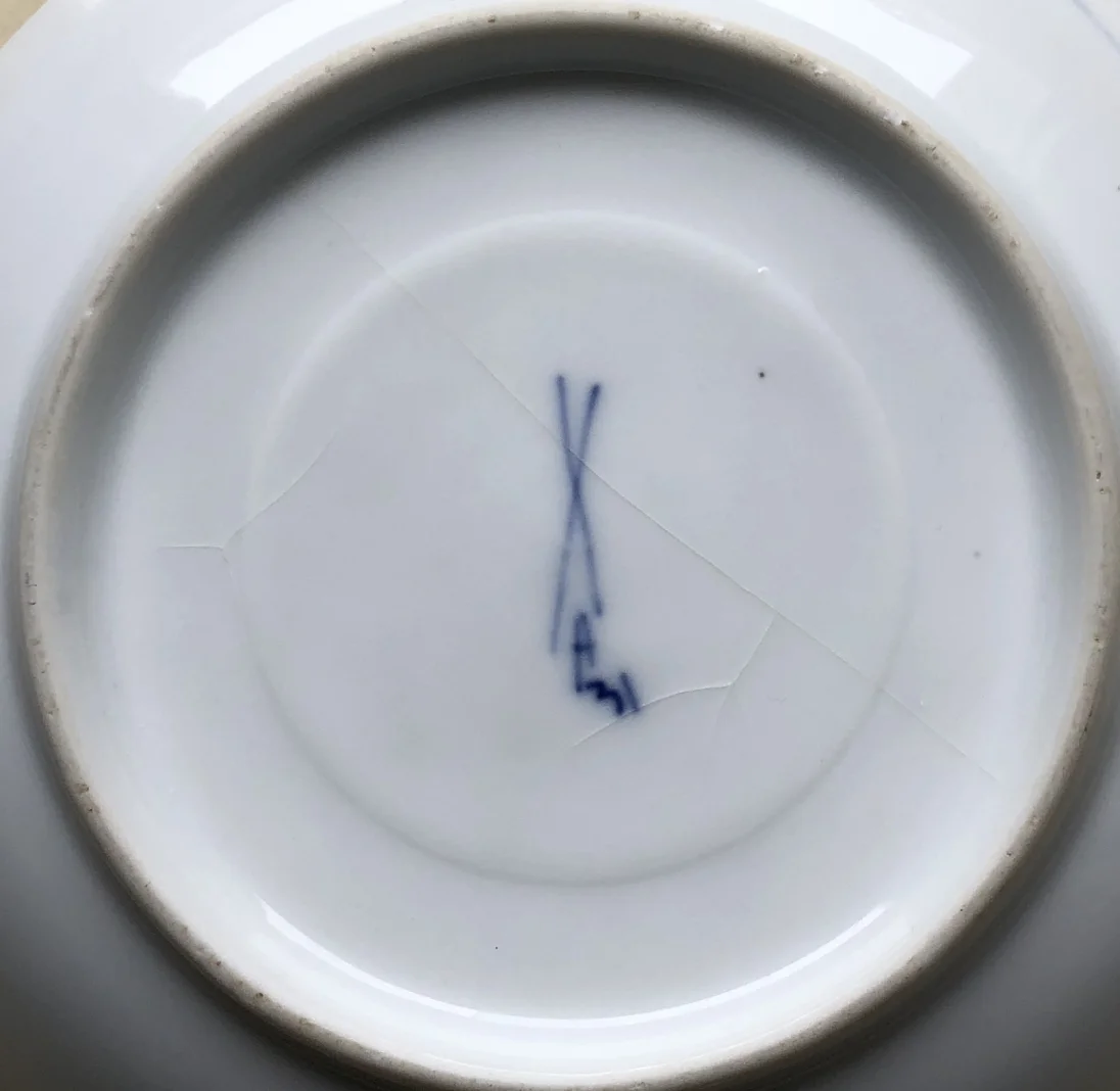 Und dies ist die Marierung auf der Untertasse