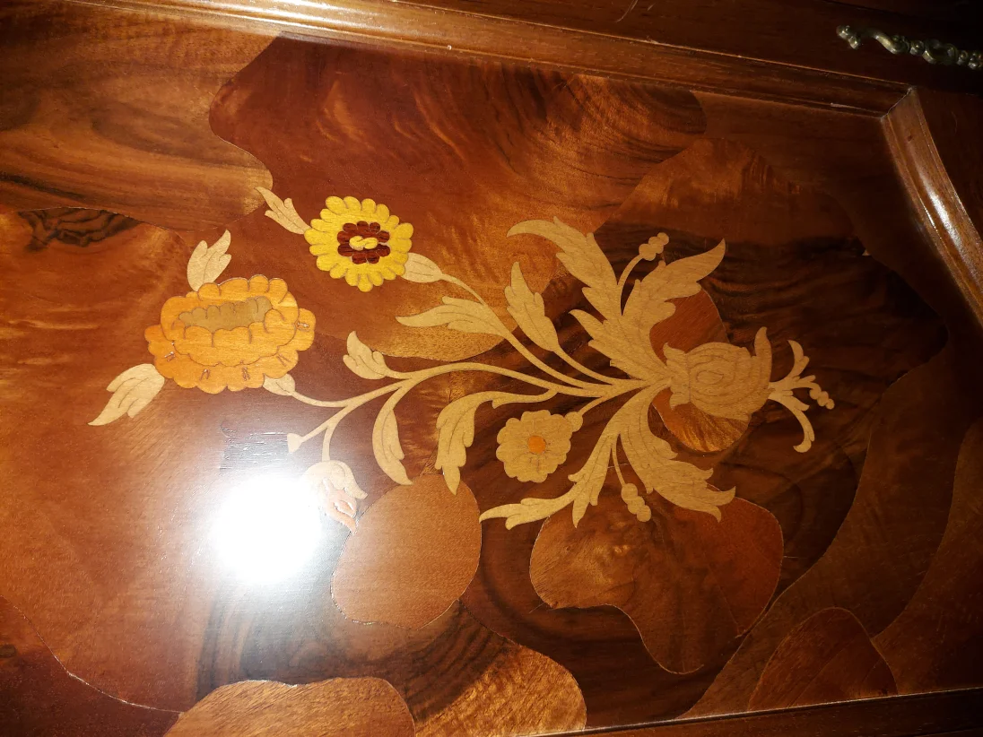 Bauernschrank mit Verzierungem.jpg