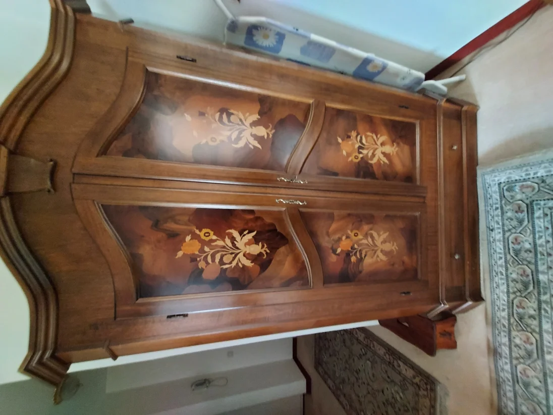 Bauernschrank mit Verzierungen.jpg