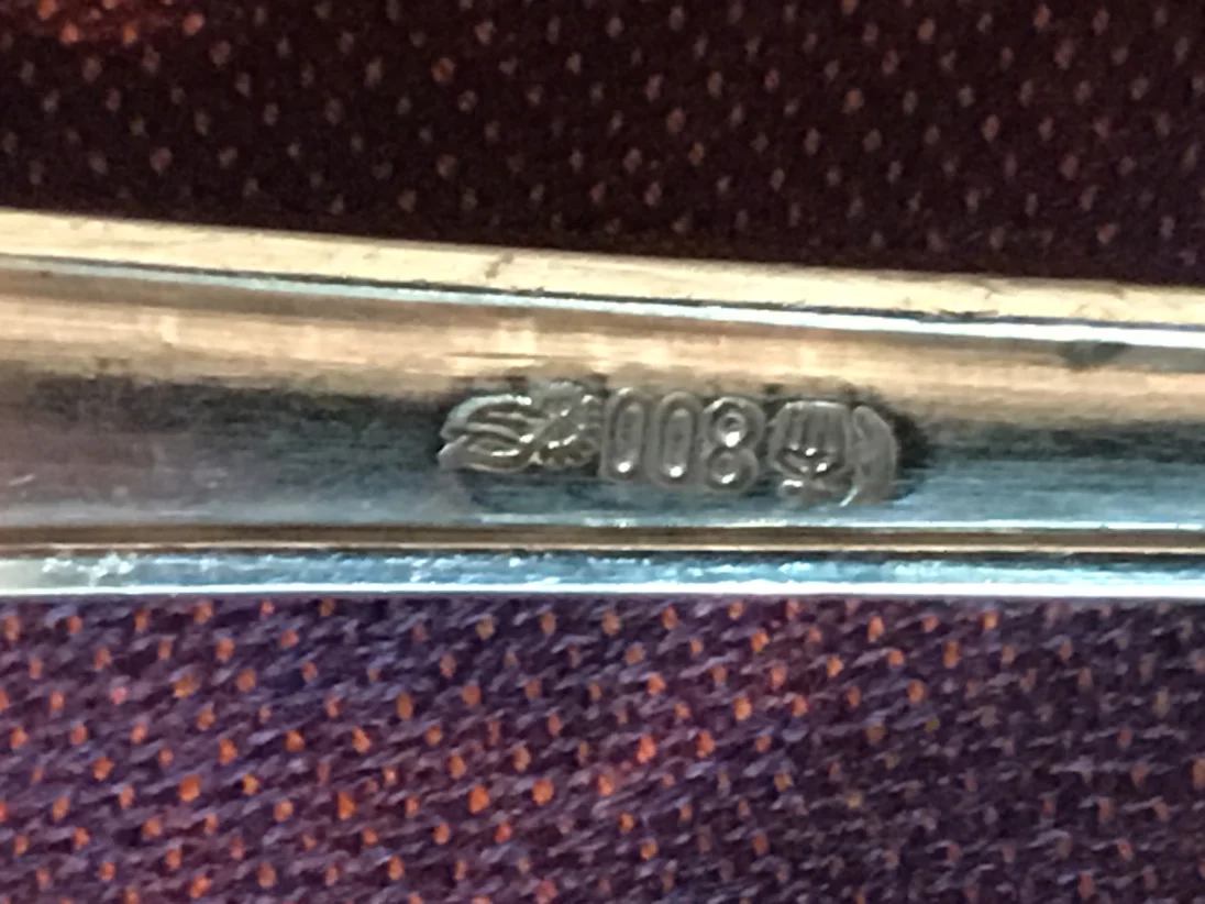 Halbmond, Krone,800 und..sieht aus wie 2 Engelflügel..