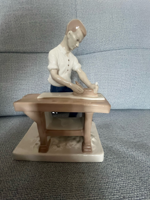 Porzellanfigur.png
