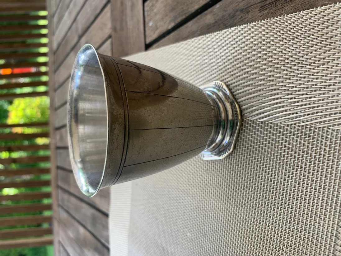 Seitenansicht Becher