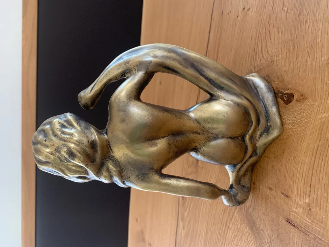 Frauenskulptur von hinten