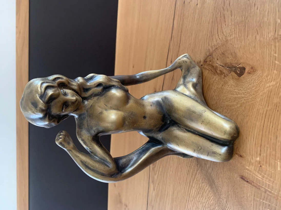 Frauenskulptur von vorn