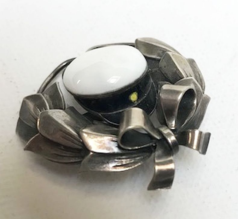 SILBER SE Mütze in Brosche.jpg