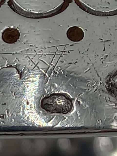 Adlerpunze am Rand vom Tastevin