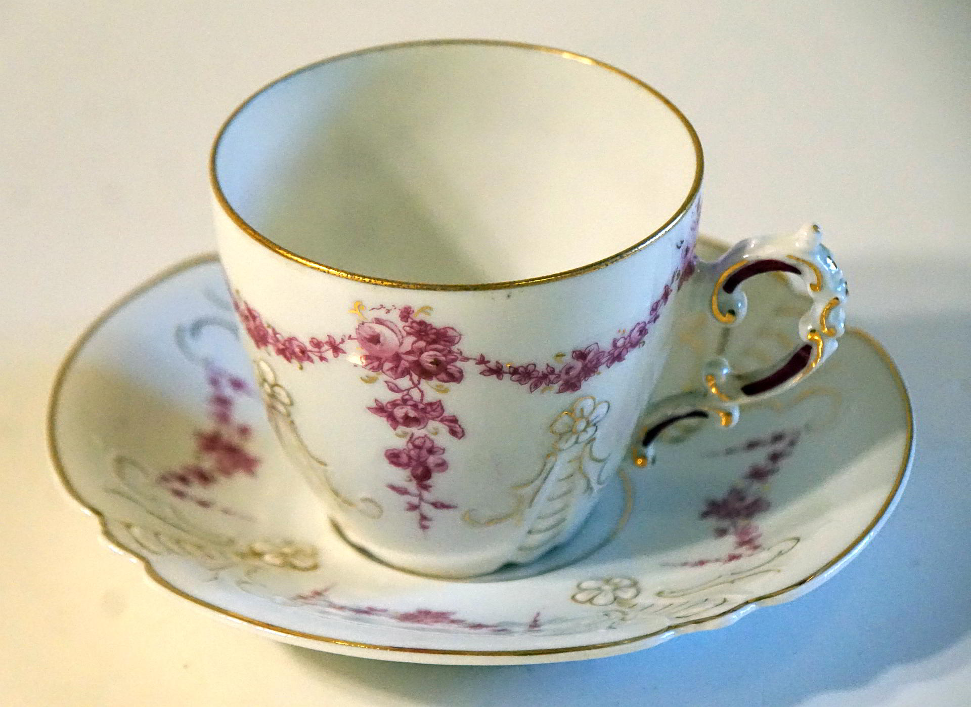 Tasse seitlich auf Teller stehend - Muster und Dekor