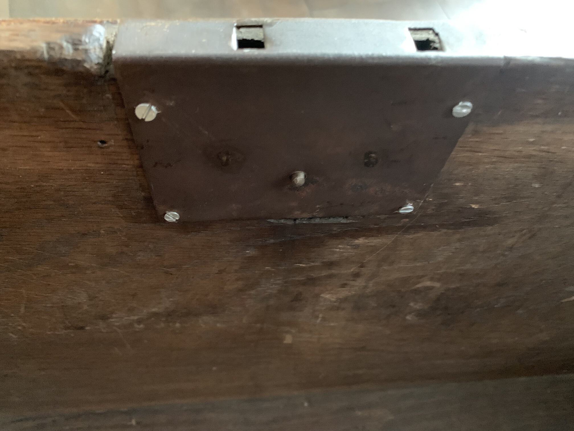 7_Holztruhe_Schloss_Detail.jpeg