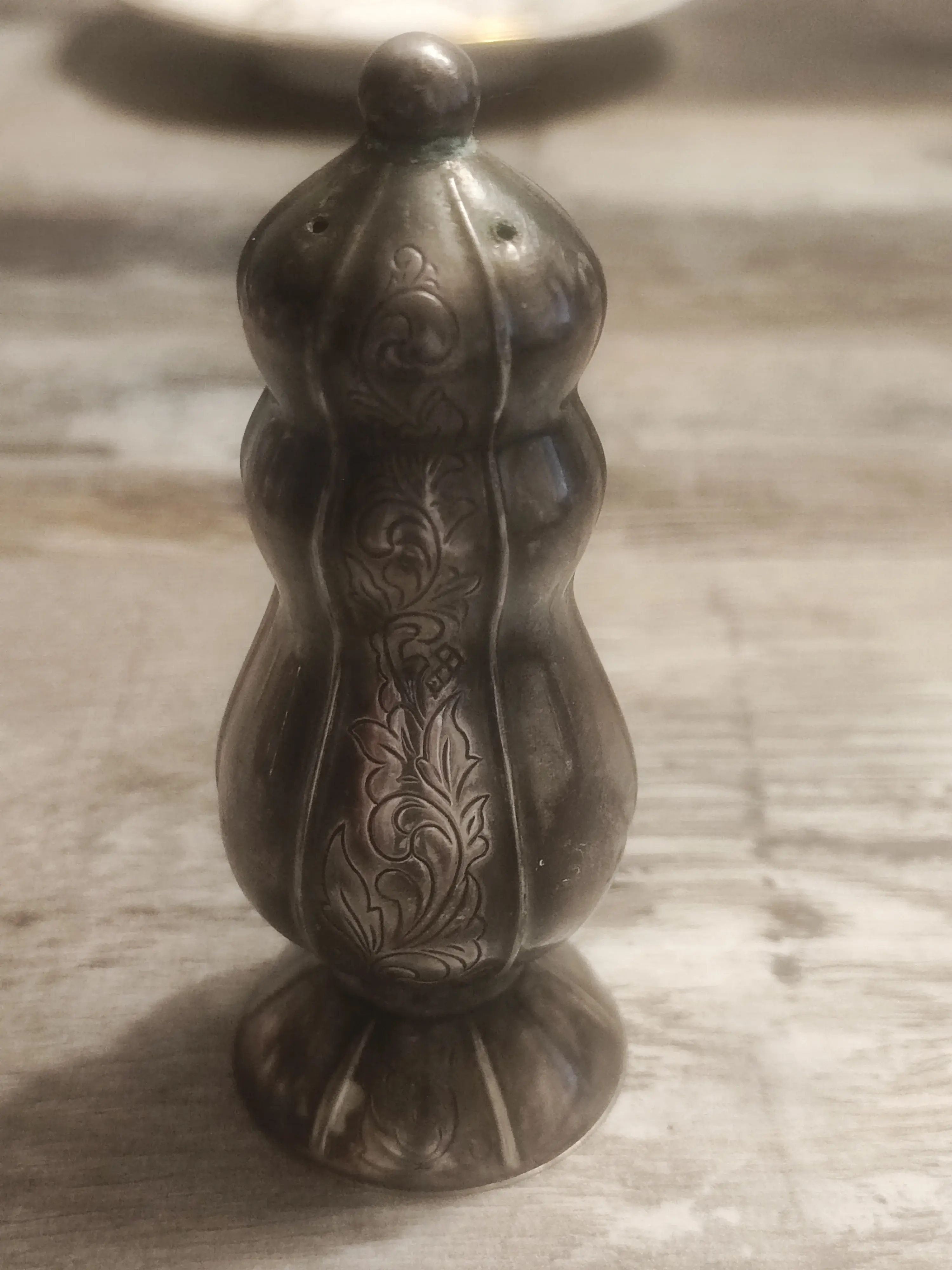 Salz und Pfefferstreuer Seite mit Verzierung