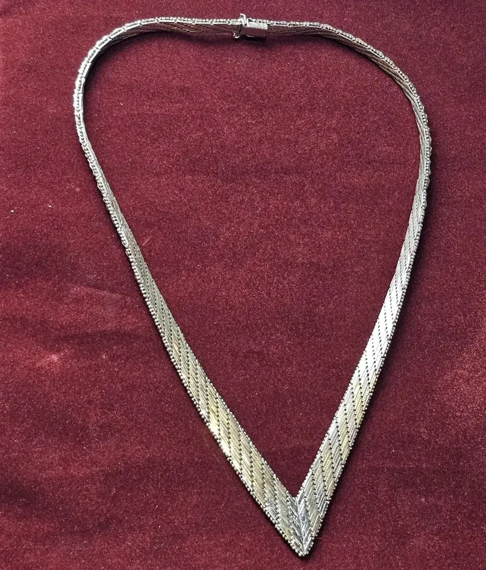 Collier im ganzen