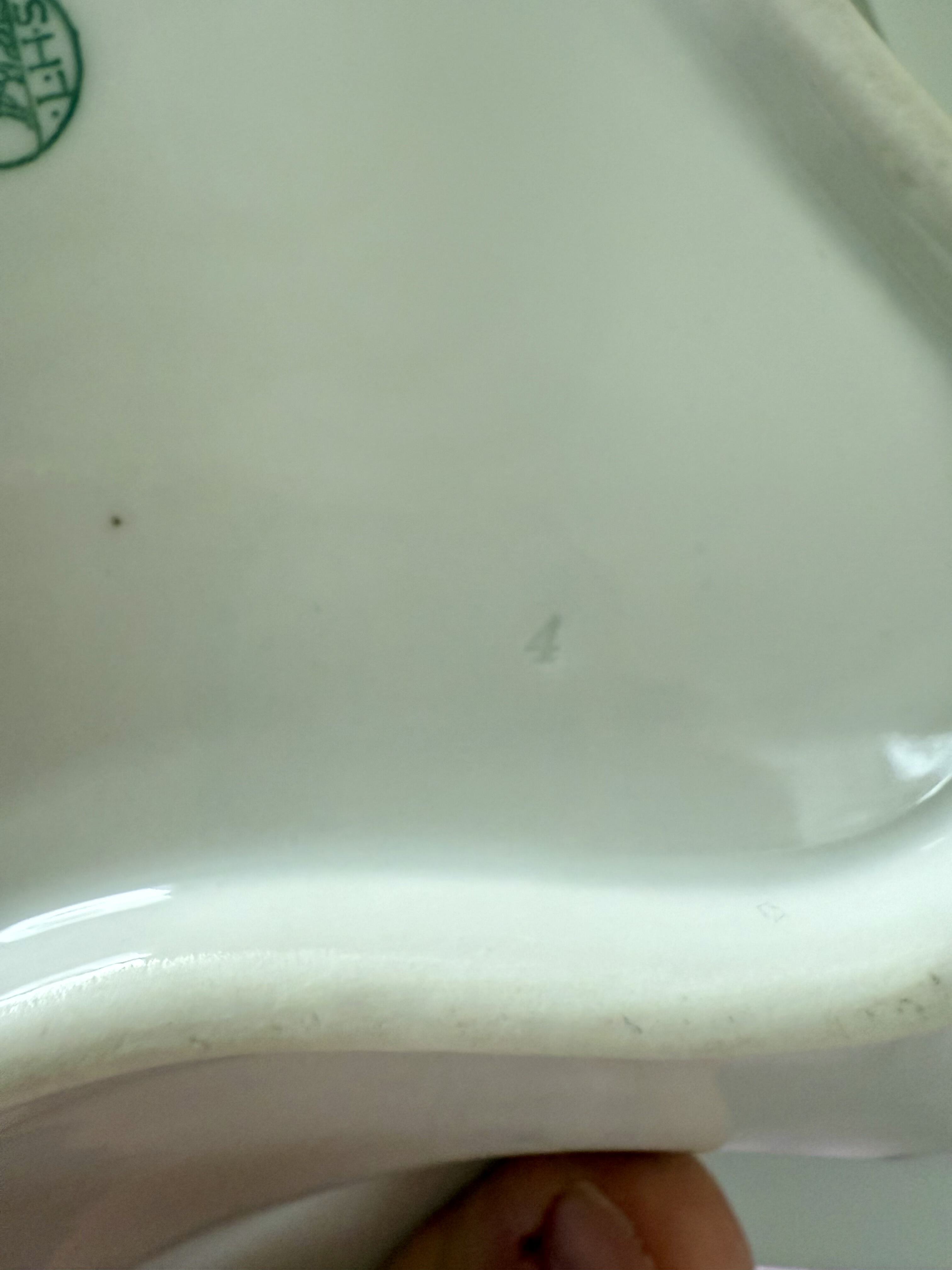 „4“ geprägt auf großer Schüssel