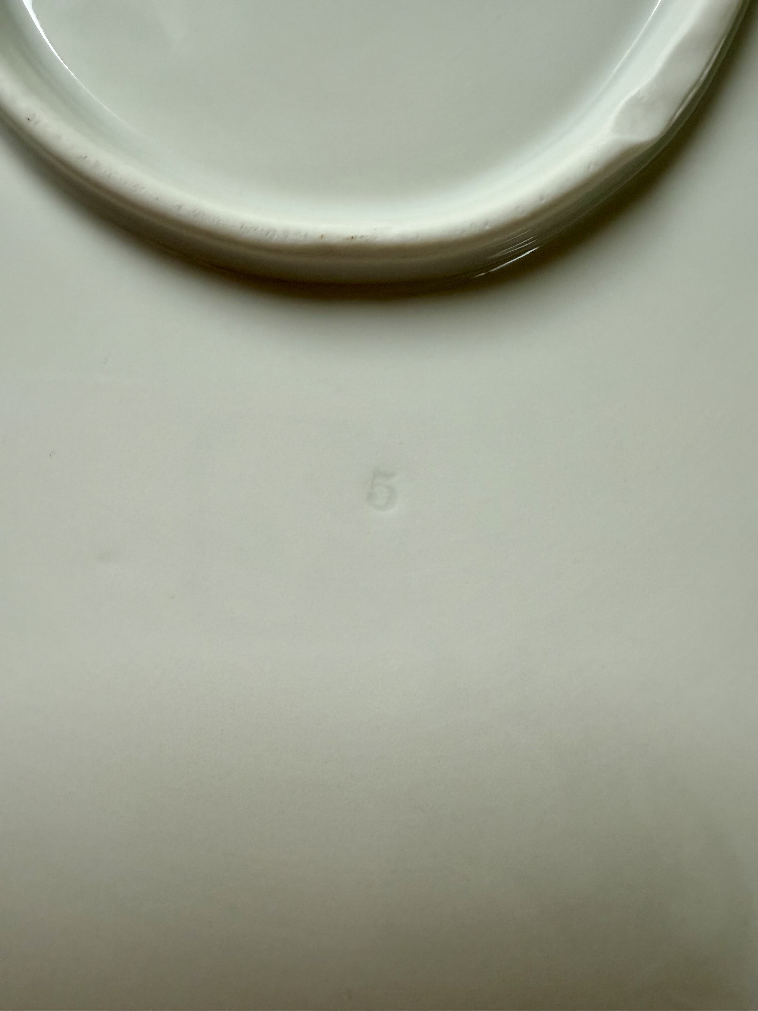 „5“ geprägt auf der ganz großen ovalen Platte