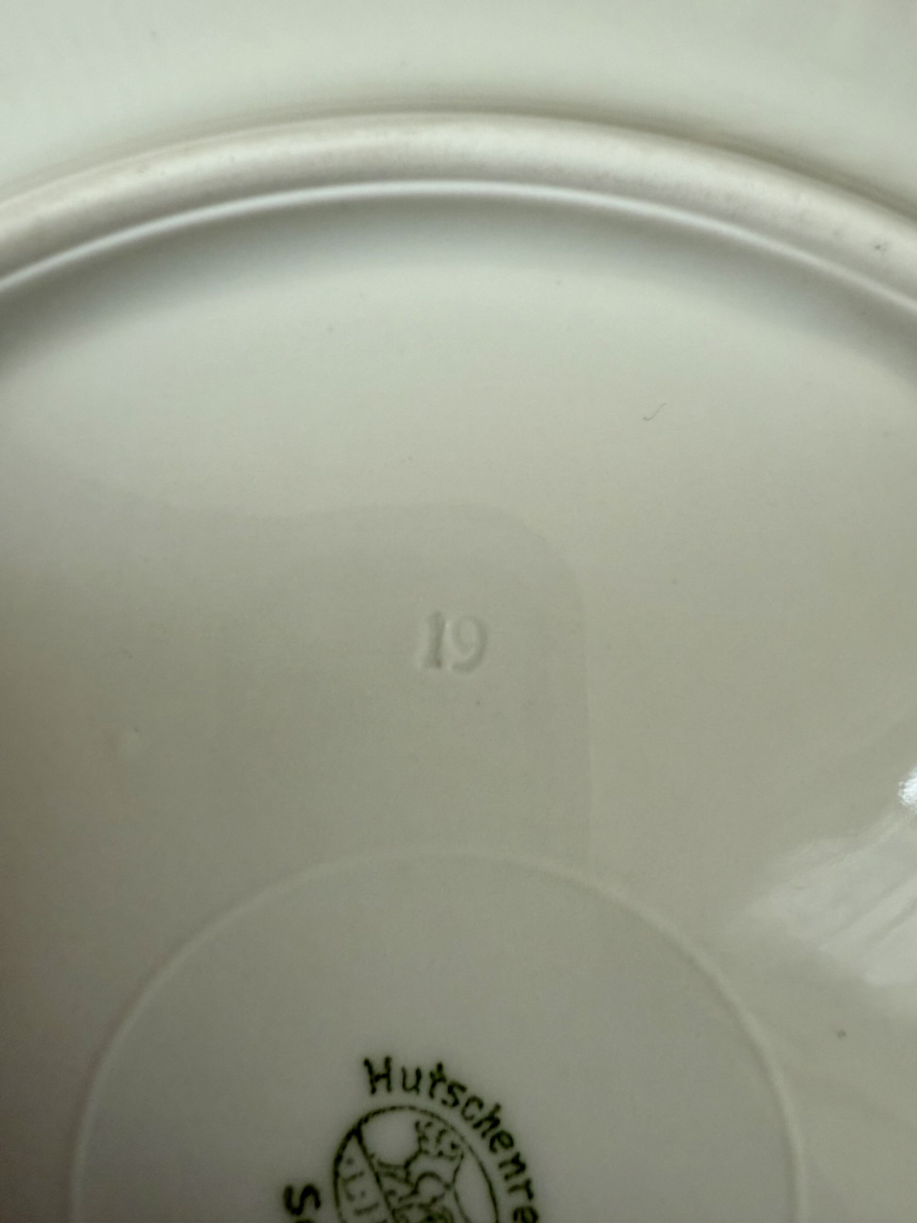 „19“ geprägt unter manchen Salattellern, nicht unter allen. Durchmesser 19cm