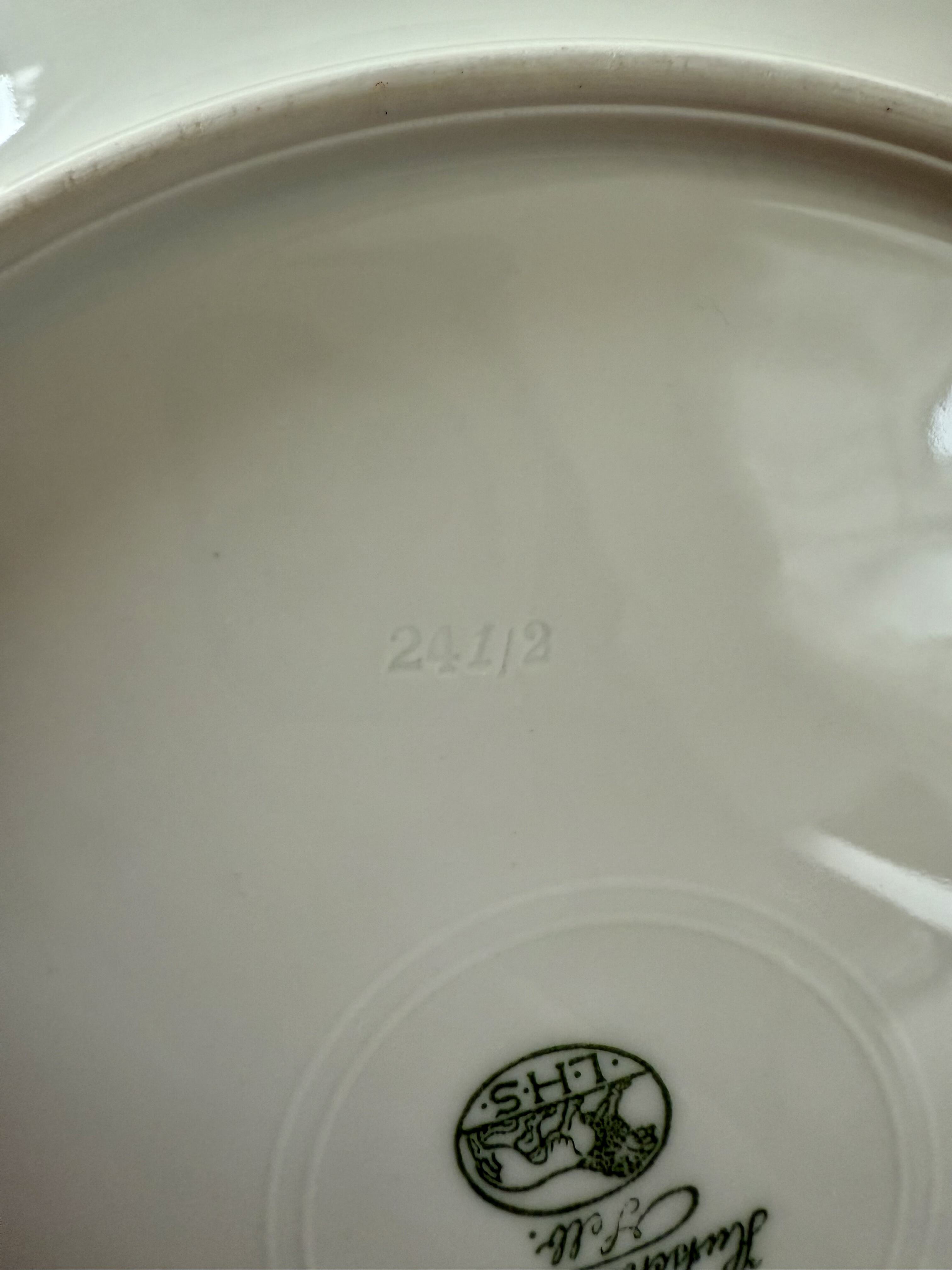 Speiseteller sind nicht alle geprägt. Die, die geprägt sind, sind auf 2 unterschiedliche Arten mit „24 1/2“, mit Bruchstrich oder mit Schrägstrich geprägt