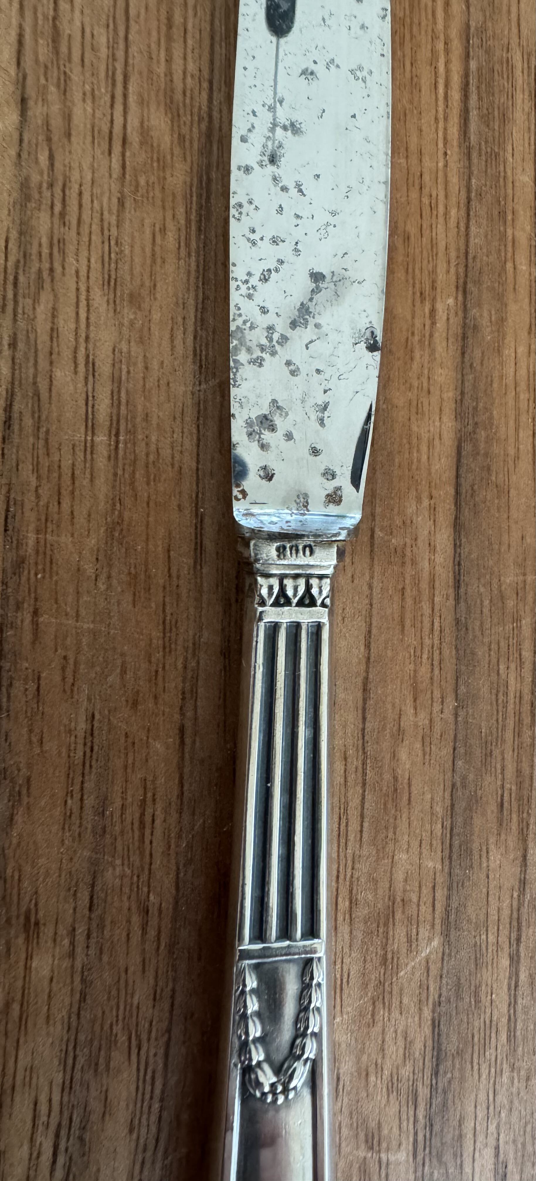 Punze an den Messern