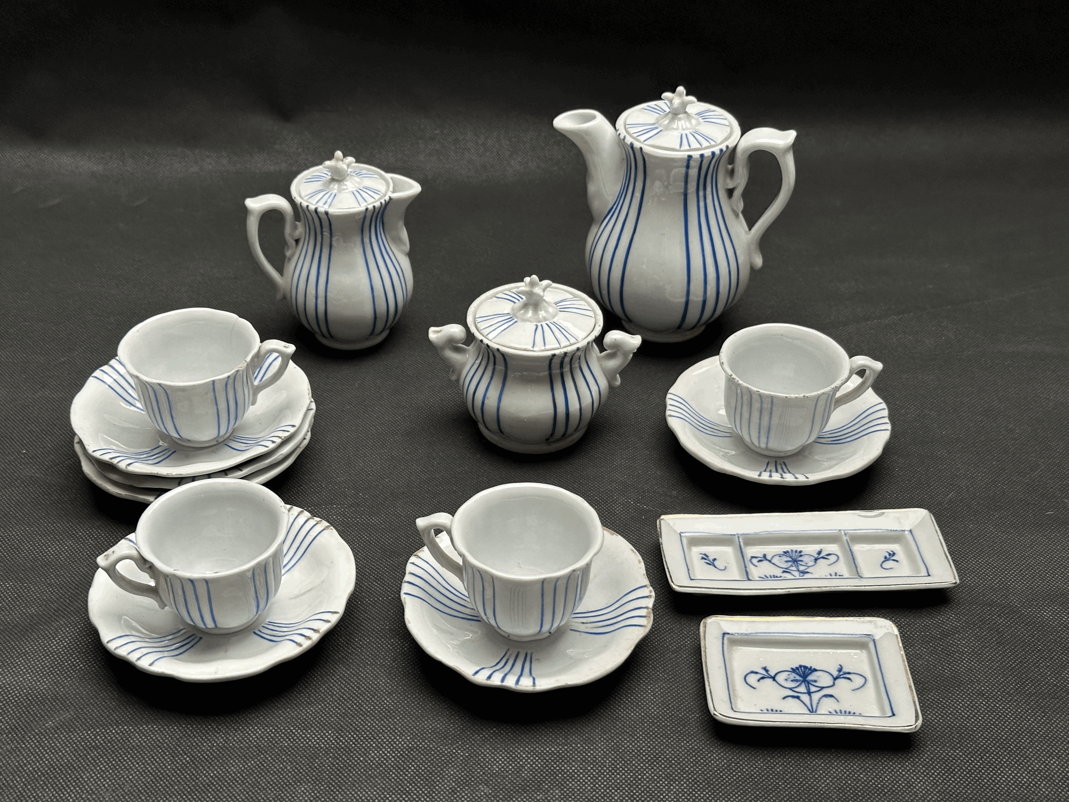 vier kleine Tassen und Teller