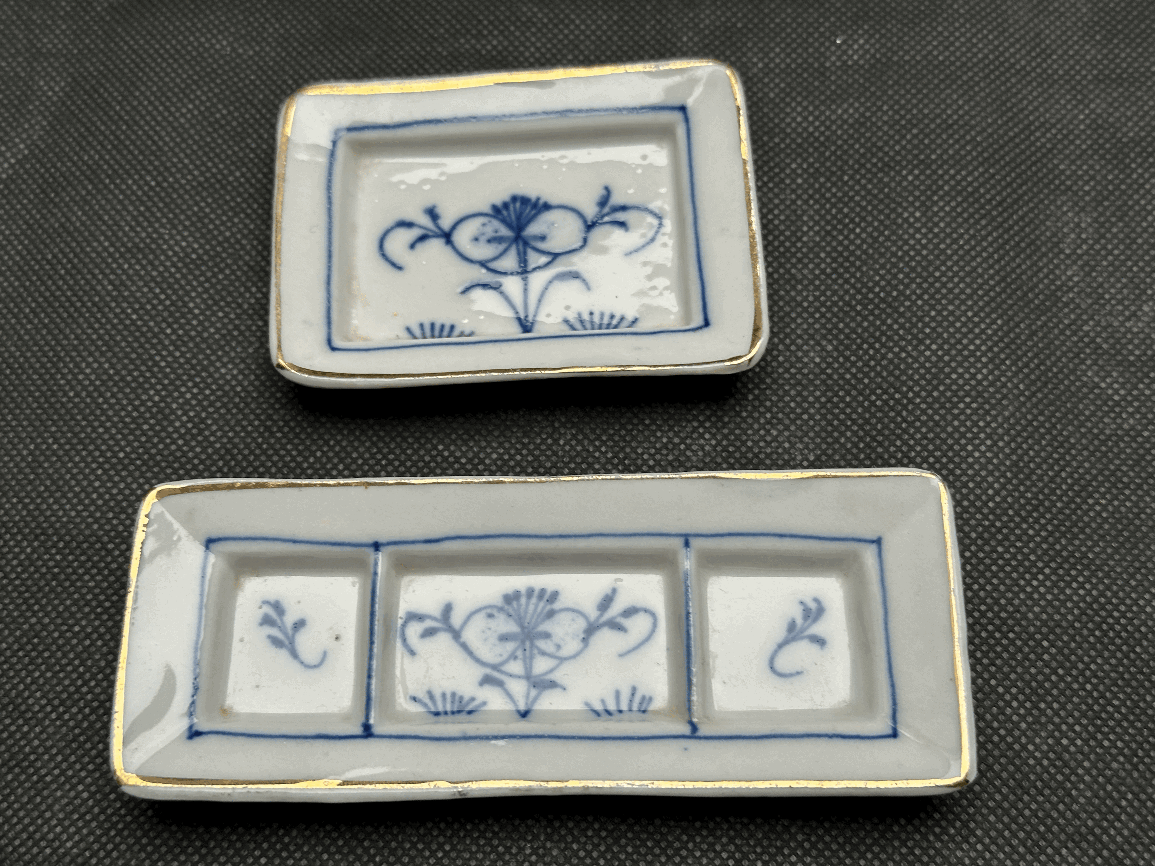 zwei kleine Servierplatten