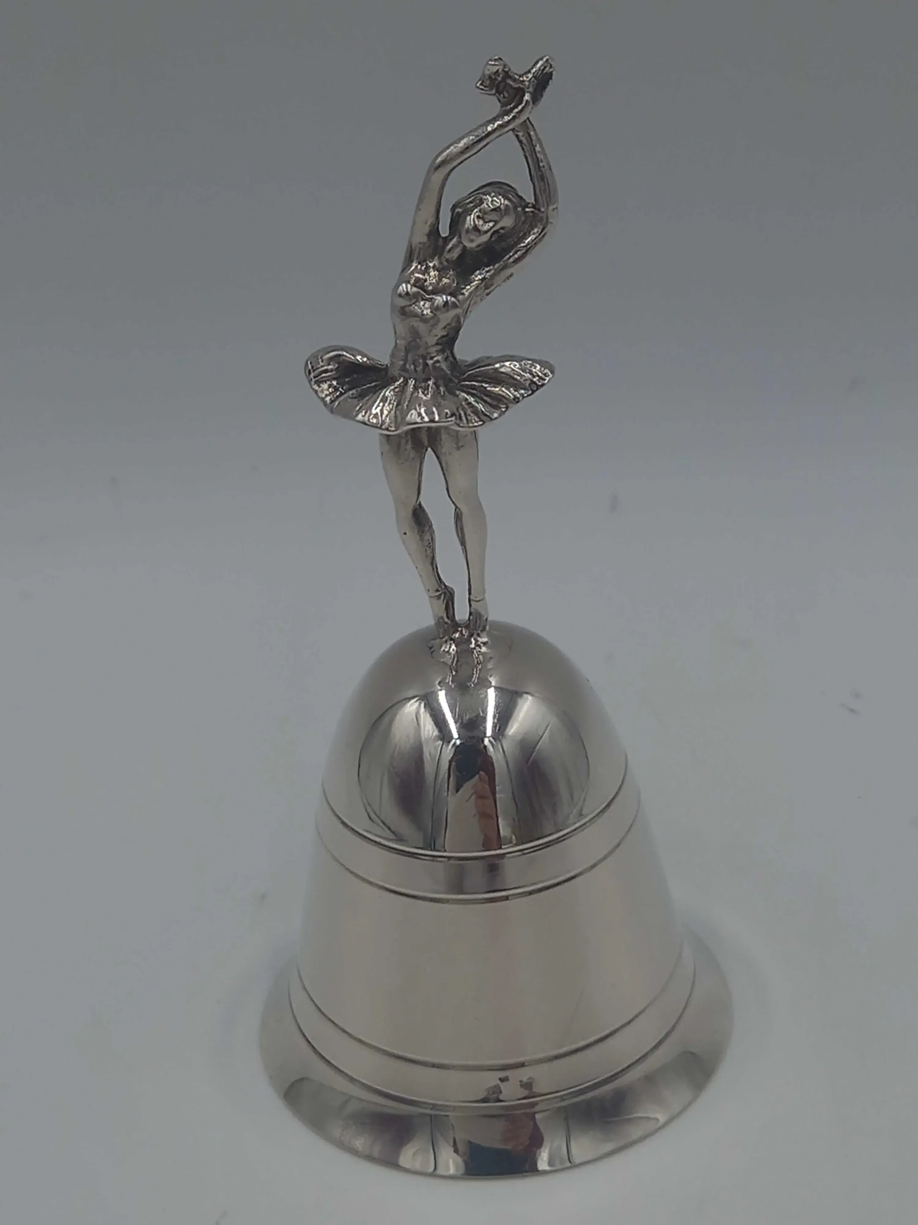 Glocke mit Tänzerin