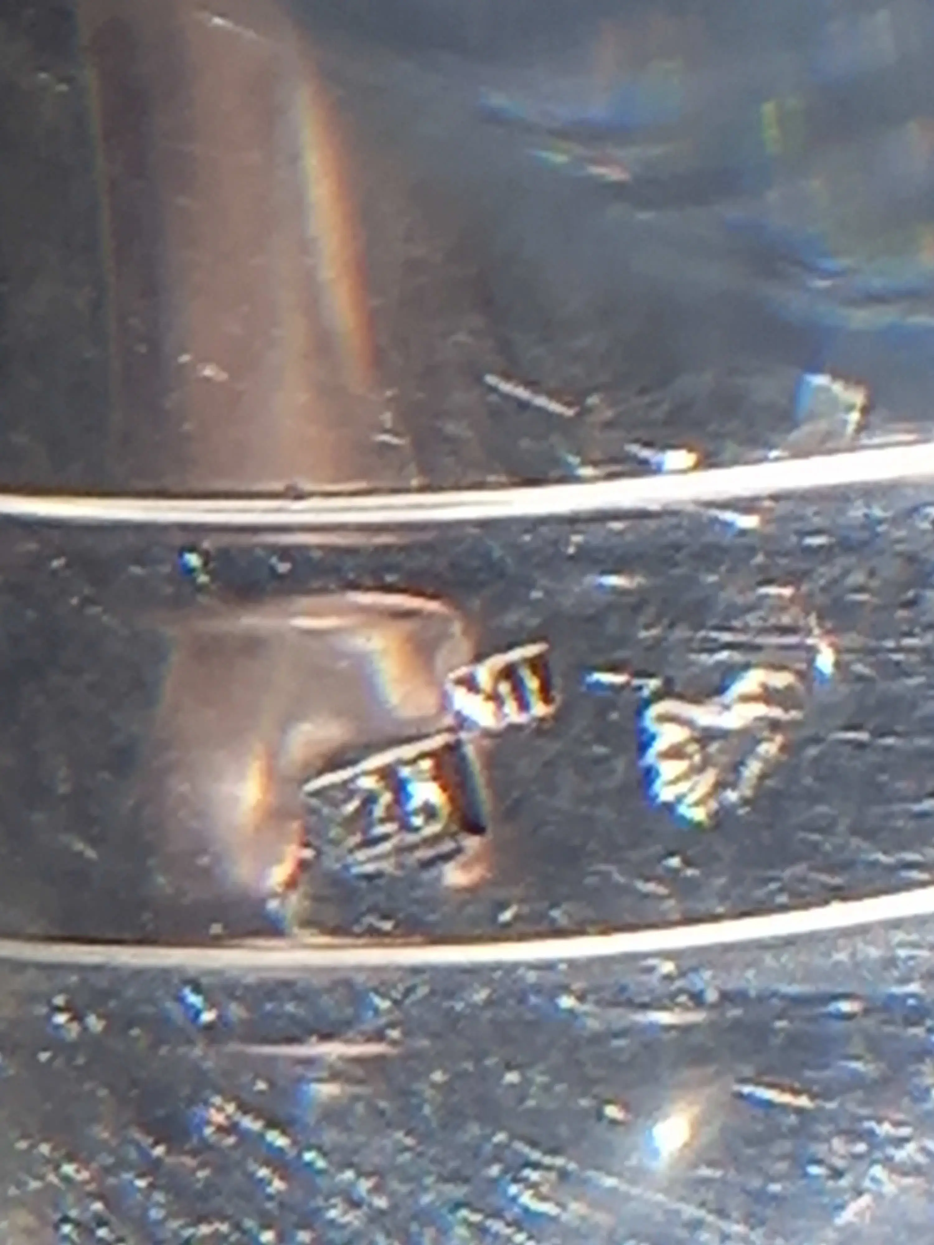 Punzen durch die Lupe fotografiert