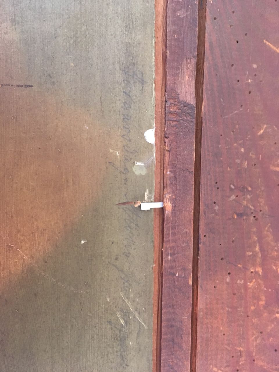 Das steht auf dem grünen Teil der Rückseite...