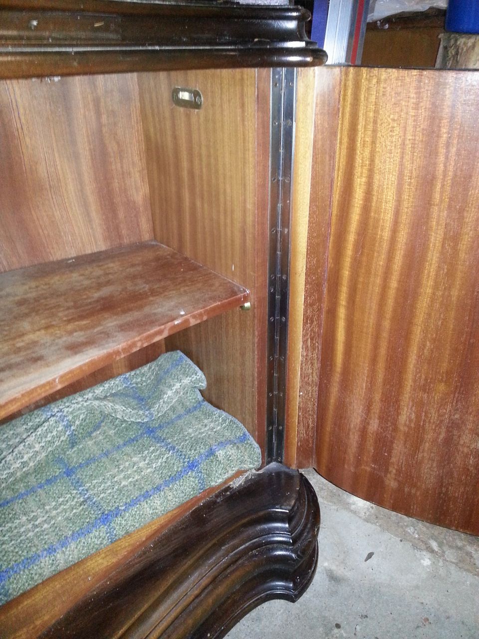 Schrank Schanier unten.jpg