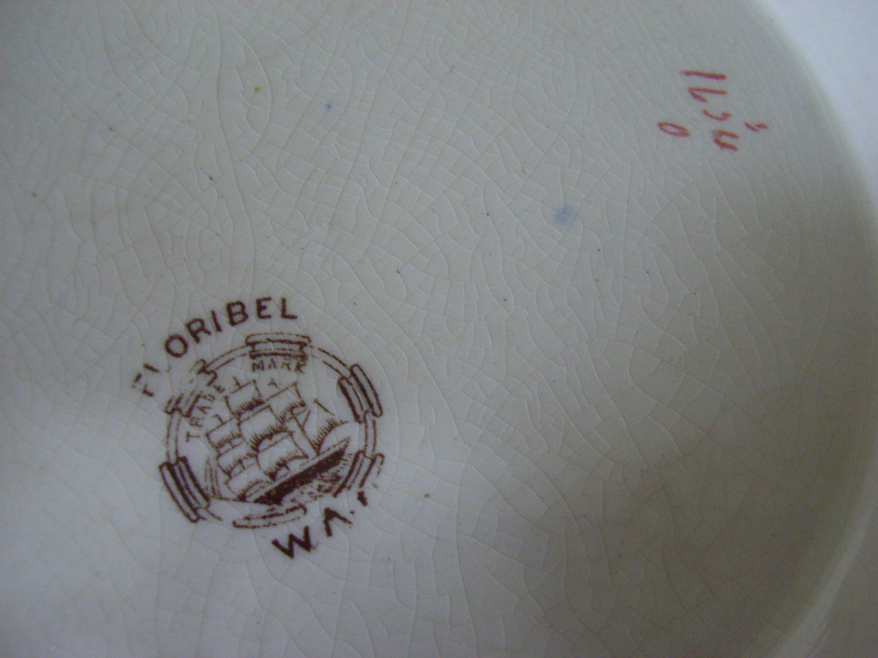 Salatschüssel Neukirchen Bodenmarken.JPG