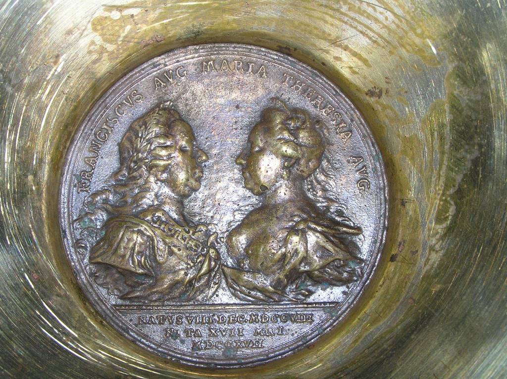 Goldschale mit MT-Medaille (3).JPG