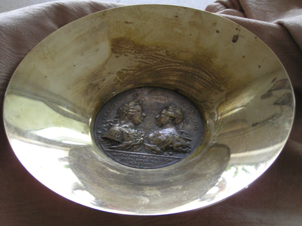 Goldschale mit MT-Medaille (1).JPG