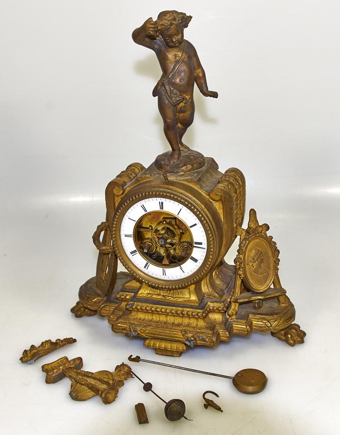 Uhr Nr. 2 von vorne, es sind Teile abgebrochen