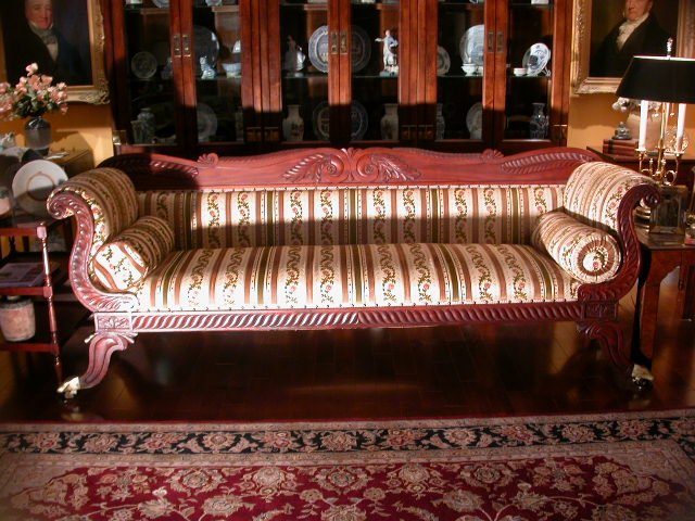 Das Sofa mit dem alten Bezug.