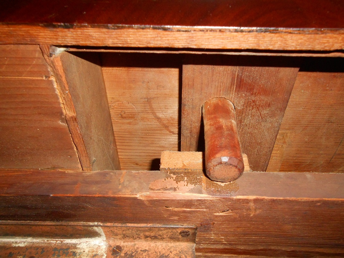 Tischplatte von unten. Um den Bolzen dreht sich die Tischplatte