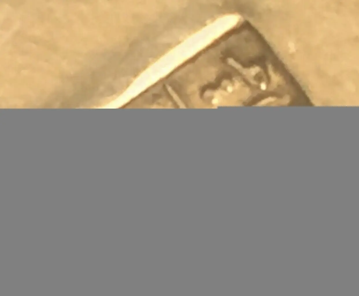 Der Code steht auf einer Dose mit Deckel und Teller,und soll Silber sein