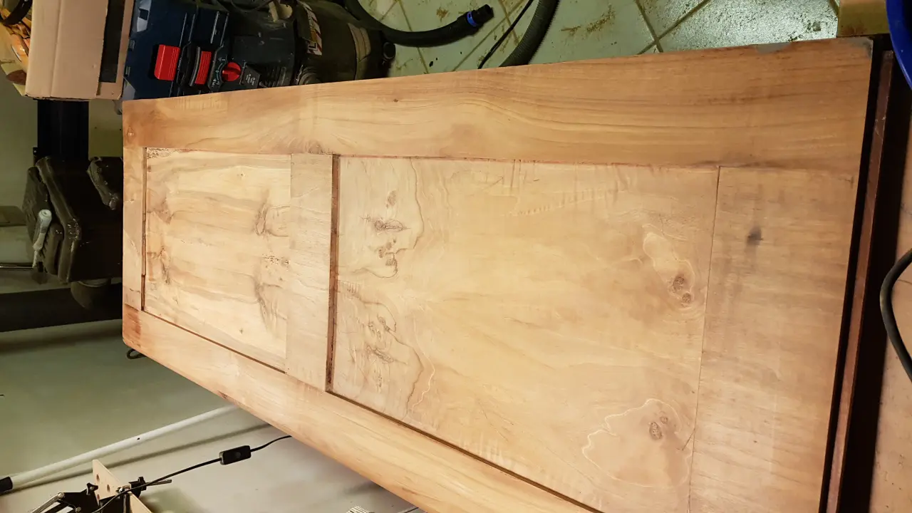 Habe schon die alte Schellack-Politur runter und ein Seitenteil bis Korn 240 geschliffen.