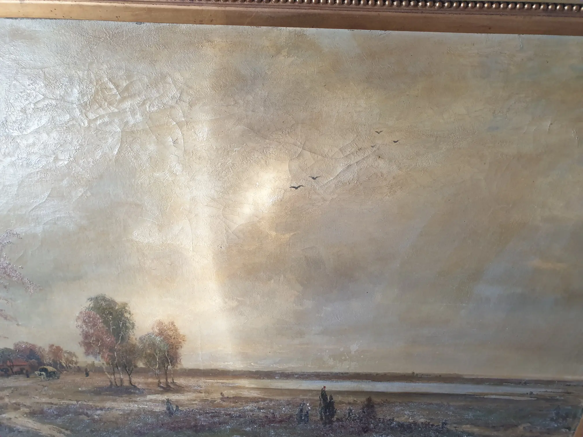 Risse in der Farbe und Verschmutzung