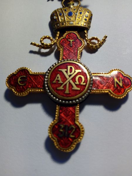 Orden mit Papstkrone - Mitra - oder orthodoxe Mitra.jpg