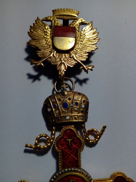 Trophäe vorne - Doppelkopfadler mit Krone Schild rotgold - rückseitig 3 Lilien.jpg