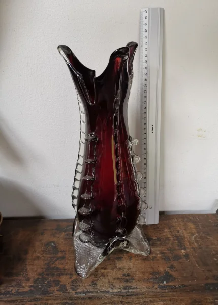 Rubinrote 3 eckige Vase.jpg