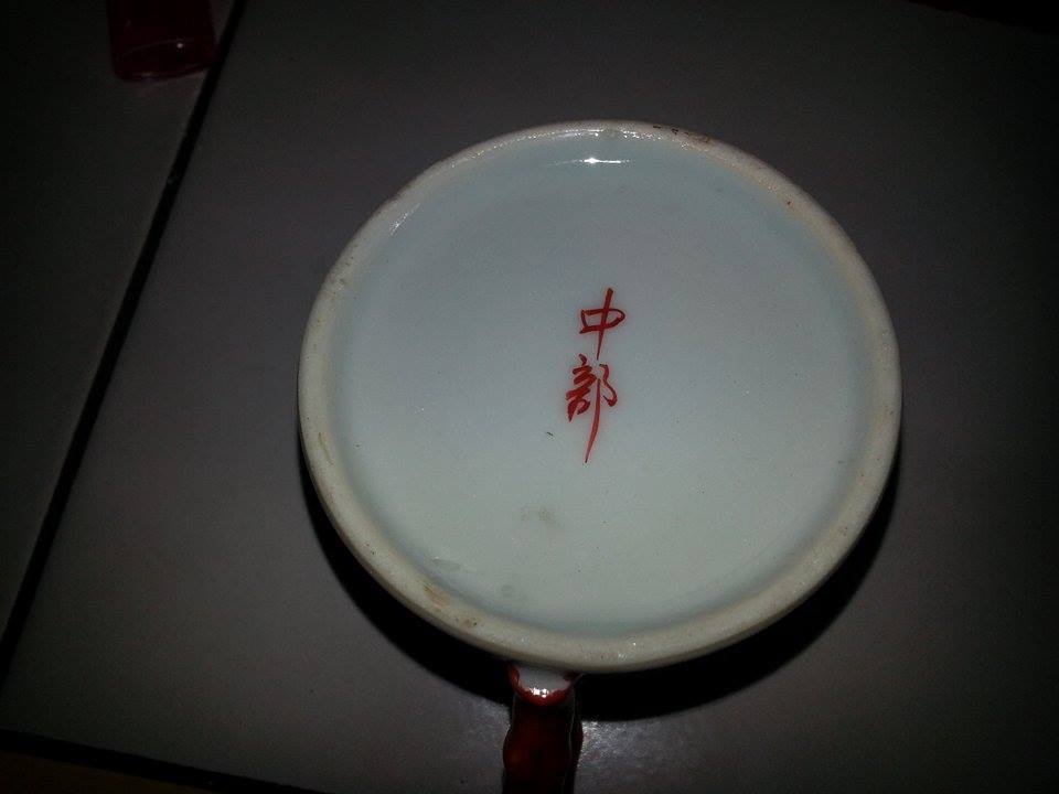 Die tassen haben alles verschiedene schriftzüge auf der unterseite