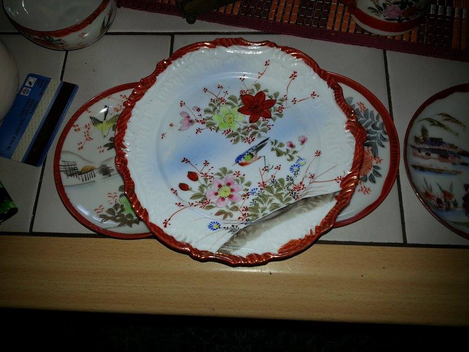 das einzig auffählige an den tellern ist das sie alle an der gleichen stelle diesen dunklen rand haben