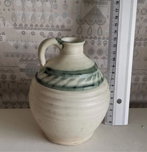 Krug hell mit gruen klein.jpg