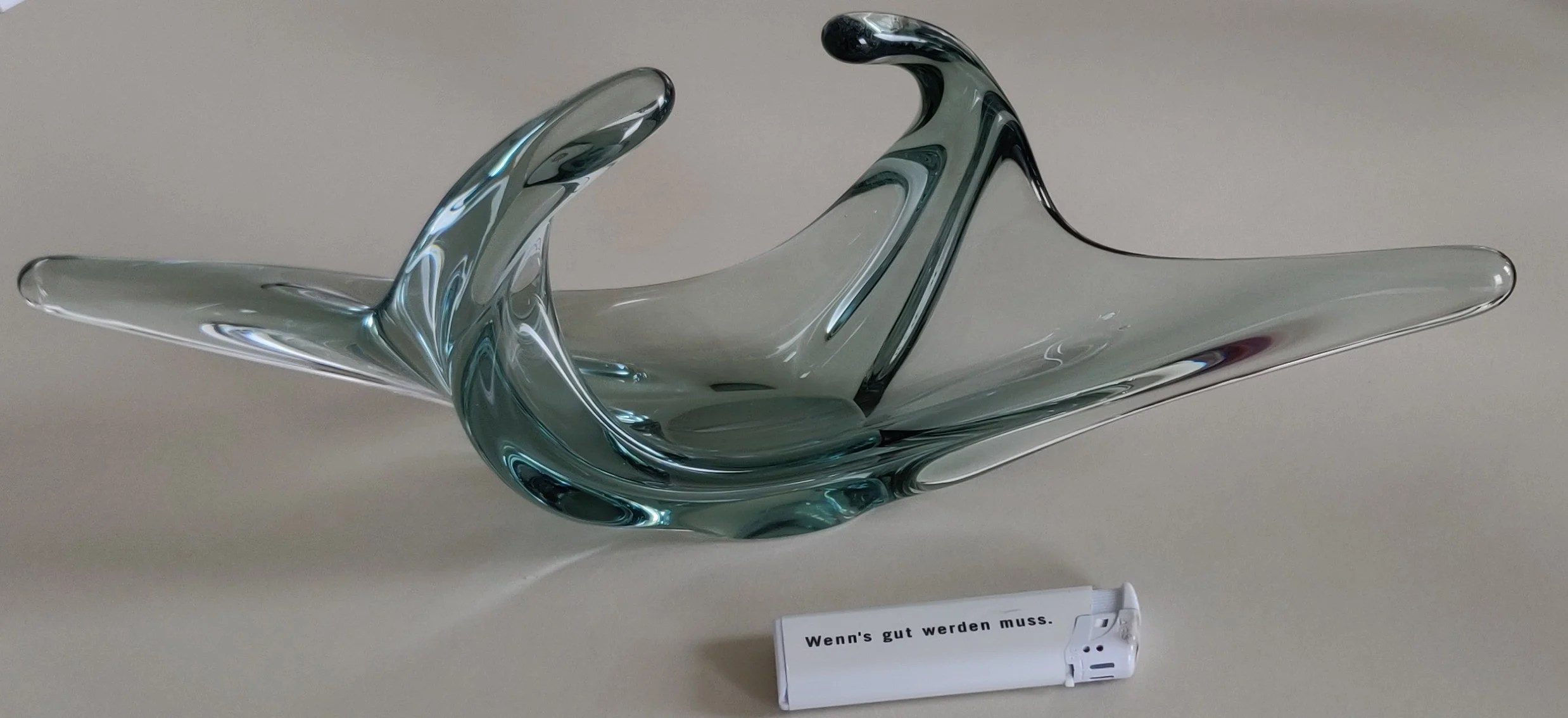Murano Glas Schale Zipfelschale, Konfektschale, Vintage 1960/70er<br /><br />Sehr guter gebrauchter Zustand, keine Chips, <br /><br />Plangeschliffener Boden<br />kleine Lufteinschlüssse im Glas<br /><br />Vier auseinander gezogene Zipel, zwei nach Aussen und zwei nach Innen zum Griff geformt<br /><br />Länge: 35 cm<br />Höhe: 13 cm<br />Breite: 8 cm<br />Gewicht: 840g