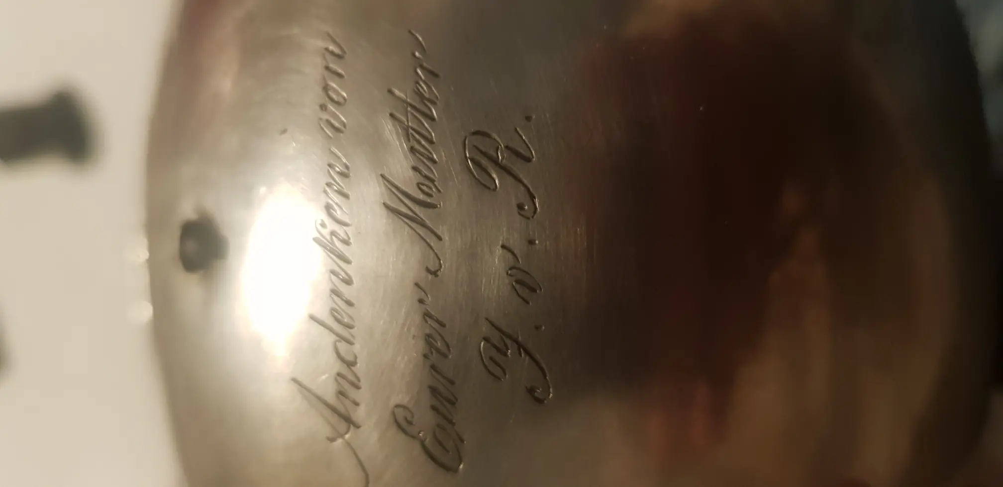 Gravur Anfangsbuchstaben der Mutter