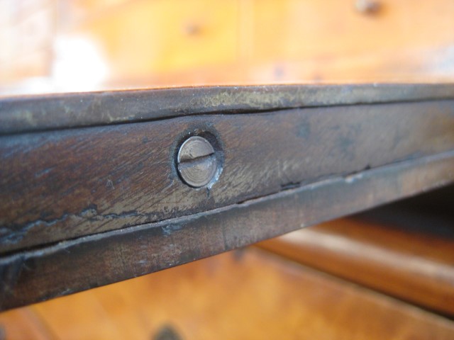 Beschlag und Schraube der Klappe
