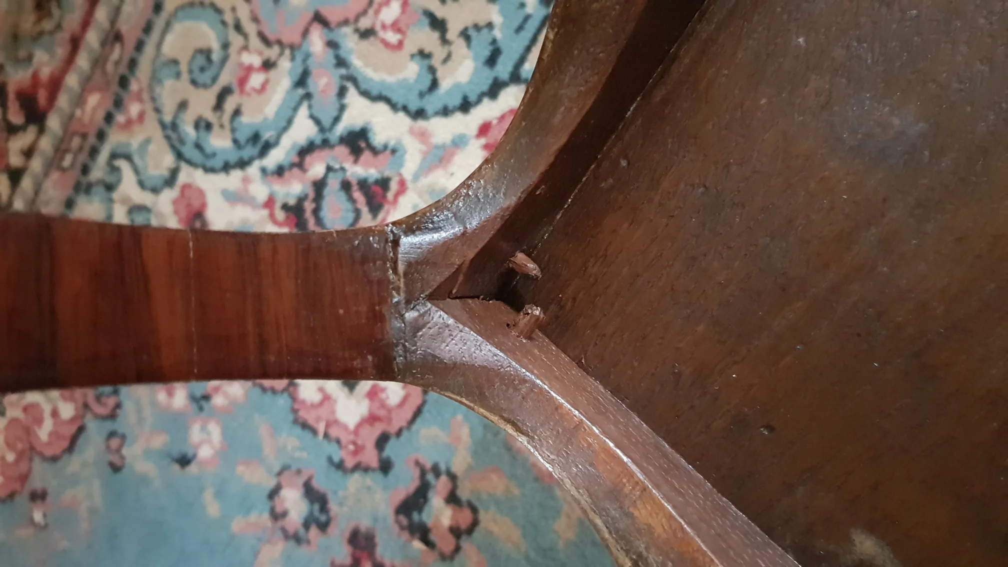 Unterseite mit Holzstiften