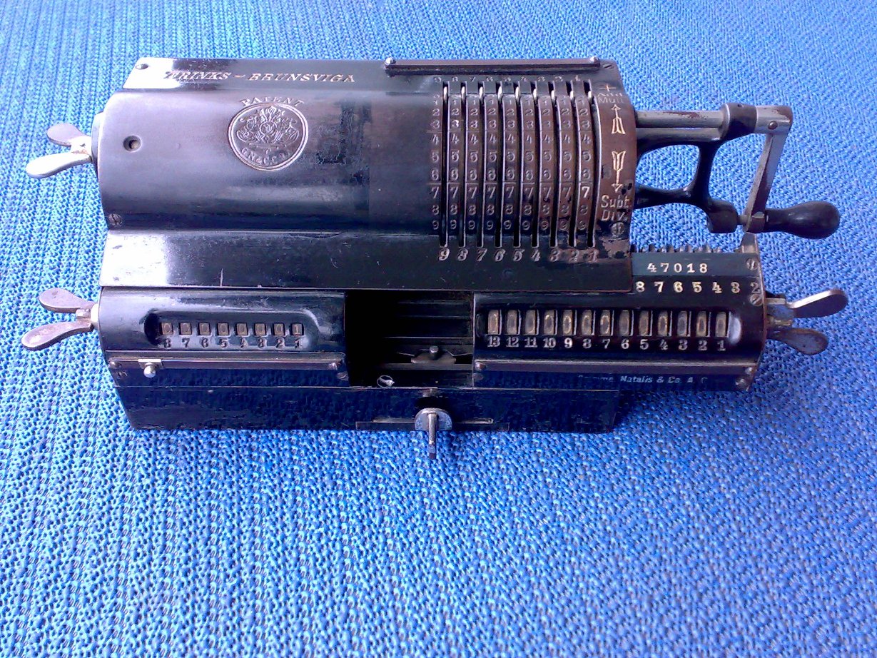 Ich glaube da ist die Nummer von der Rechenmaschine zu sehen.