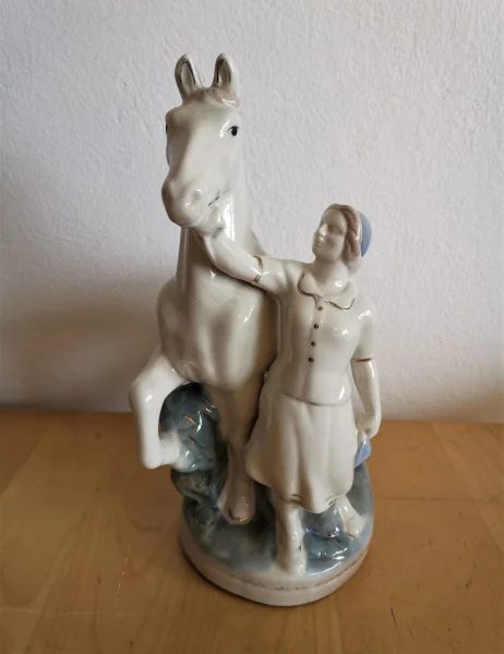 Maedchen mit Pferd.jpg