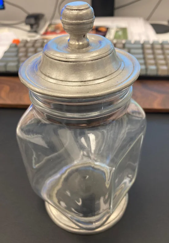 Das sind die Punzen am Boden des Glases.